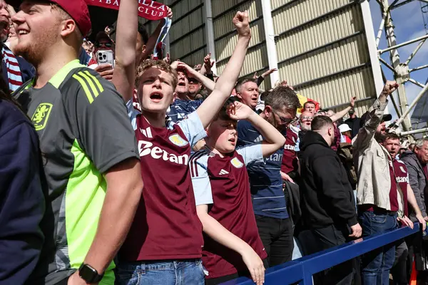 Villa taraftarları, 30 Mart 2025 tarihinde Preston North End - Aston Villa maçında oynanan Emirates FA Cup çeyrek final maçında 0-3 'lük galibiyeti kutladılar.