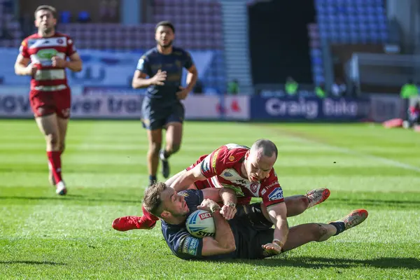 Wigan Warriors takımından Liam Marshall, Wigan Red Devils 'in 30 Mart 2025' te oynanan Betfred Süper Lig 6. Raundunda Wigan Warriors 'a karşı Salford Red Devils maçında Salford, Wigan, İngiltere' de Ryan Brierley 'i yere serdi.