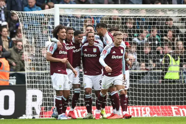 Aston Villa 'dan Marcus Rashford, 30 Mart 2025' te İngiltere 'nin Deepdale kentinde oynanan Emirates FA Cup çeyrek final maçında 0-2' lik galibiyetini kutluyor.