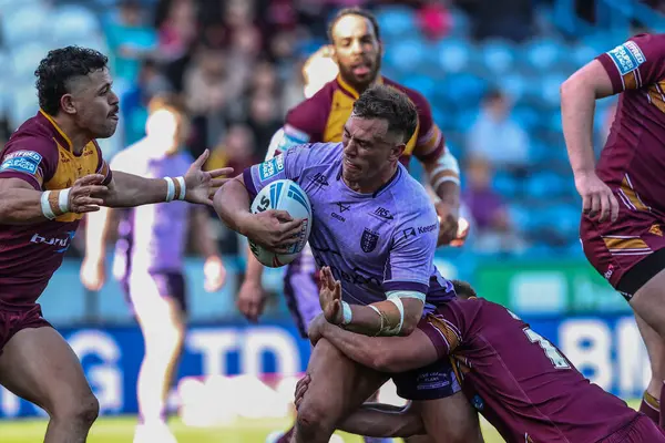 Hull KR 'dan Jai Whitbread, Huddersfield Giants' tan Harry Rushton tarafından 30 Mart 2025 'te John Smith' in Stadyumu 'nda oynanan 6. Huddersfield Süper Lig karşılaşmasında yenildi.