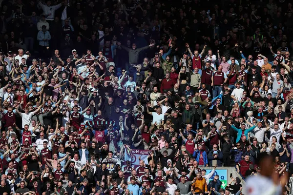 Aston Villa taraftarları 30 Mart 2025 'te Birleşik Krallık' ın Deepdale kentinde Preston North End - Aston Villa maçında oynanan Emirates FA Cup çeyrek finalinde 3-0 'lık galibiyeti kutluyorlar.