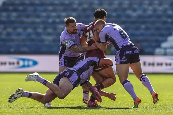 Hull KR 'dan Jared Waerea-Hargreaves Hull KR' dan Mikey Lewis 'e Huddersfield Giants' tan Taane Milne 'in Betfred Süper Lig 6. raundunda Huddersfield Giants' a karşı Huddersfield Stadyumu 'ndaki Hull KR maçında yardım etmek için dalıyor.