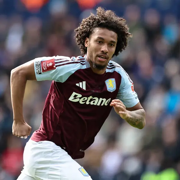 Aston Villa 'dan Boubacar Kamara, 30 Mart 2025 tarihinde Birleşik Krallık' ın Preston kentinde oynanan Emirlikler Kupası çeyrek final maçında Preston North End - Aston Villa maçında görev başında.