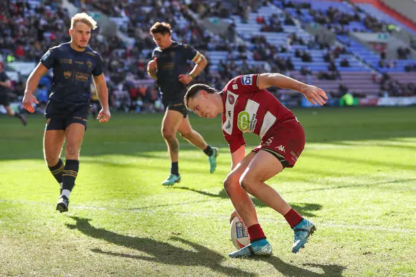 Wigan Warriors 'dan Jai sahaya çıkıyor ve skor 46-0 Betfred Süper Lig 6. Raundda Wigan Warriors - Salford Red Devils maçında Wigan, Wigan, Birleşik Krallık' taki Brick Community Stadyumu 'nda 30 Mart 2025 tarihinde oynanacak.