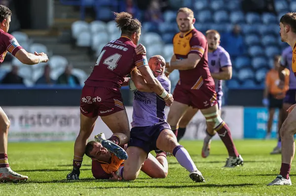 Hull KR 'dan Dean Hadley, Huddersfield Giants' tan Ashton Golding tarafından 30 Mart 2025 'te John Smith' in Stadyumu 'nda oynanan Betfred Süper Lig 6. Raundda Huddersfield Giants' a karşı Hull KR karşılaşmasında yenildi.