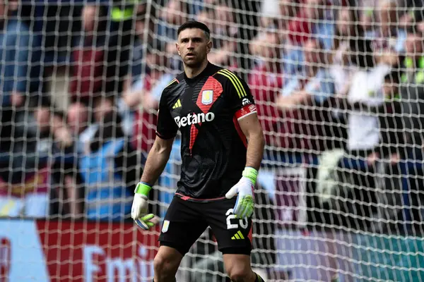 Aston Villa takımından Emiliano Martnez, 30 Mart 2025 tarihinde Birleşik Krallık 'ın başkenti Preston' da Preston North End ile Aston Villa arasında oynanan çeyrek final karşılaşmasında