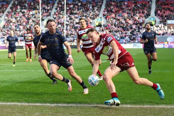 Wigan Warriors takımından Jai sahaya çıkıyor ve 30 Mart 2025 'te Wigan Warriors - Salford Red Devils - The Brick Community Stadyumu, Wigan, İngiltere' de oynanan 6.