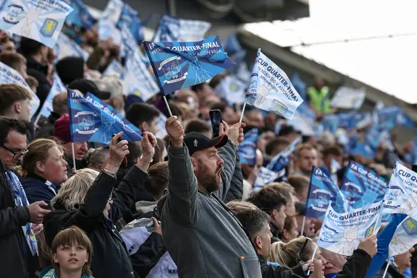 Preston taraftarları, 30 Mart 2025 tarihinde İngiltere 'nin Preston kenti Deepdale' de Preston North End - Aston Villa maçında oynanan Emirates FA Cup çeyrek final maçında bayrak sallıyor.