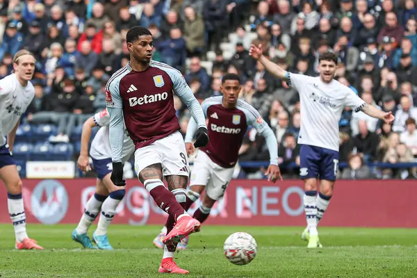 Aston Villa 'dan Marcus Rashford, 30 Mart 2025' te İngiltere 'nin Deepdale kentinde oynanan Emirates FA Cup çeyrek finalinde 2-0' lık skorla penaltı aldı.