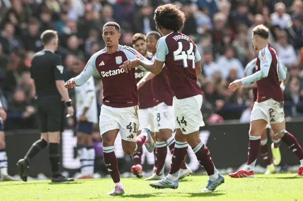 Aston Villa 'dan Jacob Ramsey, 30 Mart 2025' te İngiltere 'nin Preston kenti Deepdale' de Preston North End ile Aston Villa arasındaki çeyrek final karşılaşmasında 0-3 kazanma hedefini kutluyor.