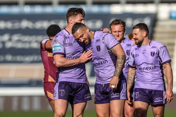 Hull KR 'dan Tom Davies ve Hull KR' dan Elliot Minchella, 30 Mart 2025 'te John Smith' in Stadyumu 'nda oynanan Betfred Süper Lig 6. Raundda oynanan Huddersfield Giants vs Hull KR karşılaşmasını kutluyorlar.