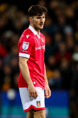 Wrexham AFC 'den Ryan Longman, 1 Nisan 2025' te Cambridge United - Wrexham maçında maçı izliyor.