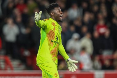 Manchester United takımından Andr Onana, 1 Nisan 2025 'te İngiltere' nin Nottingham City Ground kentinde oynanan Premier League maçında Nottingham Forest 'a karşı Manchester United' ın tepkisini gösterdi.