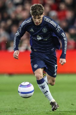 Manchester United takımından Alejandro Garnacho Premier League maçında Nottingham Forest, Manchester United 'a karşı City Ground, Nottingham, İngiltere' de 1 Nisan 2025 'de oynadığı maçta topu bırakıyor.