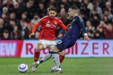 Manchester United takımından Diogo Dalot, Nottingham Ormanı 'ndan Lex Moreno' nun Premier Lig maçı sırasında Nottingham Forest 'a karşı Manchester United' ın 1 Nisan 2025 'de City Ground, Nottingham, İngiltere' de oynadığı maçta topu pas attı.