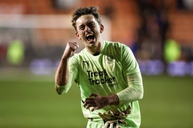 Blackpool 'dan Harry Tyrer, 1 Nisan 2025' te Bloomfield Road, Blackpool 'da oynanan Blackpool-1 karşılaşmasında taraftarlarıyla 3-0' lık galibiyeti kutluyor.