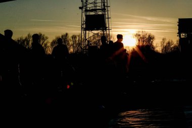 Wrexham AFC, 1 Nisan 2025 'te Birleşik Krallık Abbey Stadyumu' nda oynanan Cambridge United - Wrexham maçından önce güneş batarken ısındı.