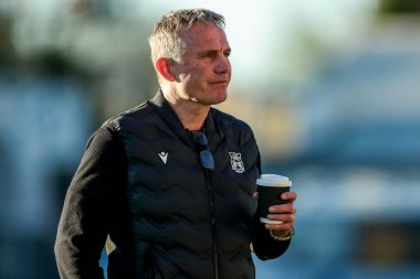 Wrexham AFC takımından Phil Parkinson, 1 Nisan 2025 tarihinde Abbey Stadyumu 'nda oynanan Cambridge United - Wrexham maçı öncesinde Abbey Stadyumu' na geldi.