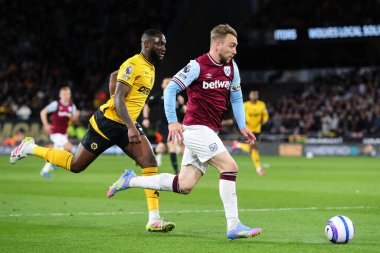West Ham United takımından Jarrod Bowen, Premier League maçında Wolverhampton Wanderers - West Ham United maçında Molineux, Wolverhampton, Birleşik Krallık 'ta 1 Nisan 2025' te topu aldı.