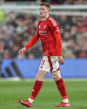 Nottingham Ormanı 'ndan Elliot Anderson Premier League maçı sırasında Nottingham Forest, Manchester United' a karşı City Ground, Nottingham, İngiltere, 1 Nisan 2025