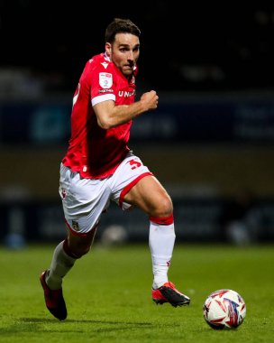 Wrexham AFC 'den Matthew James, 1 Nisan 2025' te Cambridge United - Wrexham maçında topla koşuyor.