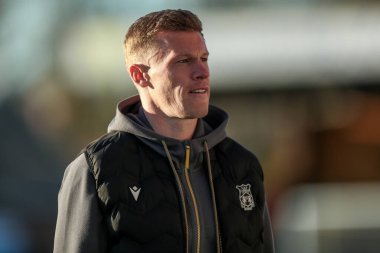 Wrexham AFC takımından James McClean, 1 Nisan 2025 tarihinde Abbey Stadyumu 'nda oynanan Cambridge United-Wrexham maçından önce Abbey Stadyumu' na geldi.