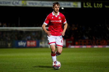 Wrexham AFC takımından Max Cleworth, 1 Nisan 2025 tarihinde Cambridge United - Wrexham maçında topla koşuyor.