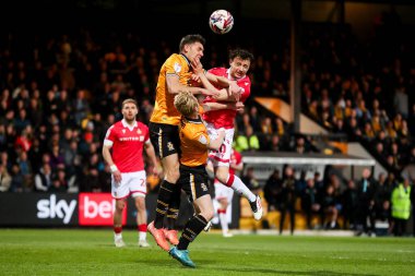 Cambridge United takımından Paul Digby, Wrexham AFC takımından Ollie Rathbone ile birlikte Cambridge United - Wrexham maçında, 1 Nisan 2025 'te Abbey Stadyumu, Cambridge, İngiltere' de karşı karşıya geldi.