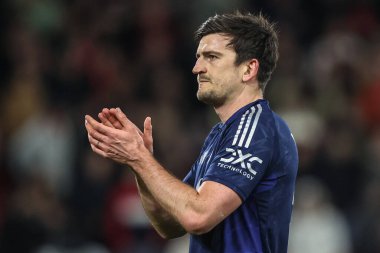 Manchester United takımından Harry Maguire, Premier League maçından sonra İngiltere 'nin Nottingham City Ground kentinde oynanan Manchester United maçında taraftarları alkışlıyor.