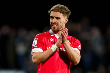 Wrexham AFC 'den Sam Smith, 1 Nisan 2025' te İngiltere 'nin Cambridge Stadyumu' nda oynanan Cambridge United-Wrexham maçının ardından takımlar berabere kaldıktan sonra taraftarları kabul ediyor.