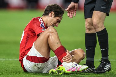 Nottingham Ormanı 'ndan Nicols Domnguez Premier Lig maçında yaralanan hakem Jarred Gillet' e konuşuyor Nottingham Forest Manchester United 'a karşı City Ground, Nottingham, İngiltere, 1 Nisan 2025