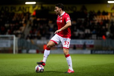 Wrexham AFC 'den Matthew James, 1 Nisan 2025' te Cambridge United - Wrexham maçında topla koşuyor.