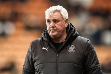 Blackpool teknik direktörü Steve Bruce, 1 Nisan 2025 'te Bloomfield Road, Blackpool' da oynanan Blackpool - Blackpool maçında izlemektedir.