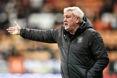 Blackpool teknik direktörü Steve Bruce, 1 Nisan 2025 'te Bloomfield Road, Blackpool' da Blackpool vs Reading maçında teknik alanda tepki gösterdi.
