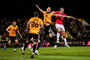 Cambridge United takımından Michael Morrison, Wrexham AFC takımından George Dobson ile birlikte Cambridge United - Wrexham maçında, 1 Nisan 2025 'te Abbey Stadyumu, Cambridge, İngiltere' de mücadele etti.