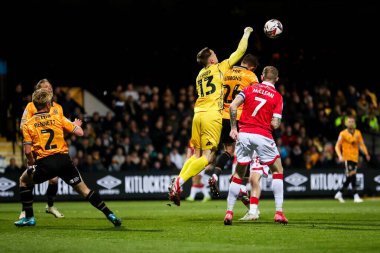 Cambridge United takımından Nathan Bishop 1 Nisan 2025 'te Cambridge United' a karşı Wrexham maçında kurtarıyor.