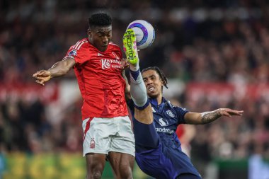 Manchester United ve Taiwo Awoniyi Premier Lig karşılaşmasında top için mücadele ettiler Nottingham Forest Manchester United 'a karşı City Ground, Nottingham, İngiltere, 1 Nisan 2025