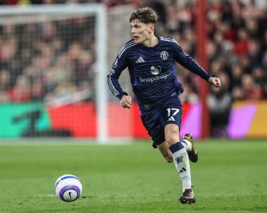 Manchester United takımından Alejandro Garnacho Premier League maçında Nottingham Forest, Manchester United 'a karşı City Ground, Nottingham, İngiltere' de 1 Nisan 2025 'de oynadığı maçta topu bırakıyor.