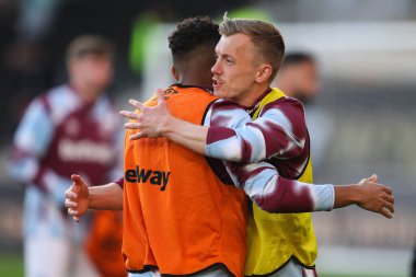 West Ham United 'tan Luis Guilherme ve West Ham United' tan James Ward-Prowse Premier League karşılaşması öncesi ısınma sırasında Wolverhampton Wanderers - West Ham United Molineux, Wolverhampton, Birleşik Krallık, 1 Nisan 2025