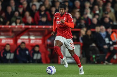 Nottingham Ormanı 'ndan Anthony Elanga Premier League maçında Nottingham Forest Manchester United' a karşı City Ground, Nottingham, İngiltere 'de 1 Nisan 2025' te top kırıyor.