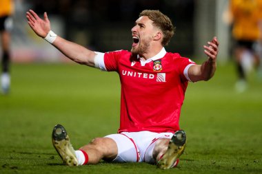 Wrexham AFC 'den Sam Smith, 1 Nisan 2025 tarihinde Birleşik Krallık Abbey Stadyumu' nda oynanan Cambridge United - Wrexham maçında tepki gösterdi.