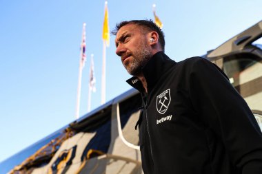 West Ham United 'ın Graham Potter baş antrenörü, 1 Nisan 2025' te İngiltere 'nin Wolverhampton kentinde oynanan Premier League maçında Wolverhampton Wanderers-West Ham United maçından önce geldi.