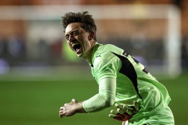 Blackpool 'dan Harry Tyrer, 1 Nisan 2025' te Bloomfield Road, Blackpool 'da oynanan Blackpool-1 karşılaşmasında taraftarlarıyla 3-0' lık galibiyeti kutluyor.