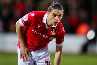 Wrexham AFC 'den George Dobson, 1 Nisan 2025' te Cambridge United ile Wrexham maçından önce Abbey Stadyumu, Cambridge 'de sıralandı.