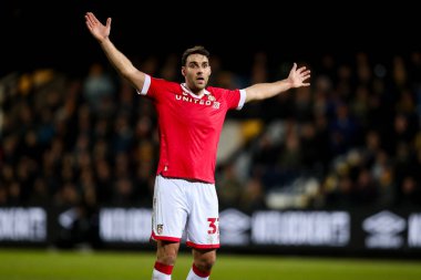 Wrexham AFC takımından Matthew James, 1 Nisan 2025 'te Cambridge United' a karşı Wrexham maçında tepki gösterdi.
