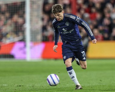 Manchester United takımından Alejandro Garnacho Premier League maçında Nottingham Forest, Manchester United 'a karşı City Ground, Nottingham, İngiltere' de 1 Nisan 2025 'de oynadığı maçta topu bırakıyor.