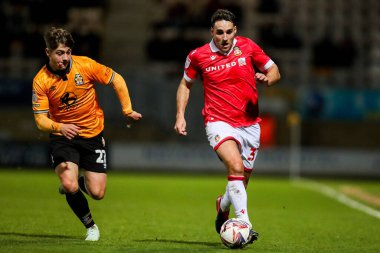 Wrexham AFC 'den Matthew James, 1 Nisan 2025' te Abbey Stadyumu 'nda oynanan Cambridge United-Wrexham maçında Cambridge United' dan Josh Stokes tarafından baskı altına alındı.