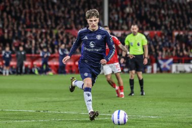 Manchester United takımından Alejandro Garnacho Premier League maçında Nottingham Forest, Manchester United 'a karşı City Ground, Nottingham, İngiltere' de 1 Nisan 2025 'de oynadığı maçta topu bırakıyor.