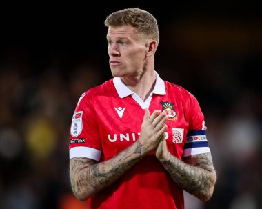 Wrexham AFC 'den James McClean, 1 Nisan 2025' te Cambridge United ile Wrexham maçından önce Abbey Stadyumu, Cambridge 'de sıralandı.