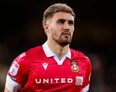 Wrexham AFC 'den Sam Smith, 1 Nisan 2025' te Birleşik Krallık Abbey Stadyumu 'nda oynanan Cambridge United - Wrexham maçından önce sıralanıyor.